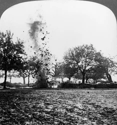 Een Duitse granaat ontploft, Eerste Wereldoorlog, 1914-1918