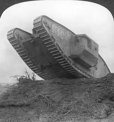 Een tank breekt door de draad bij Cambrai, Frankrijk, Eerste Wereldoorlog, ca. 1917-ca. 1918
