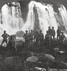 Britse troepen verfrissen zich bij een waterval, Afrika, Eerste Wereldoorlog, ca. 1914-1918