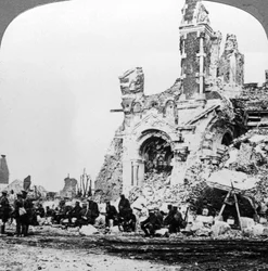 Duitse krijgsgevangenen naast de ruïnes van de basiliek van Albert, Frankrijk, Eerste Wereldoorlog, 1914-1918