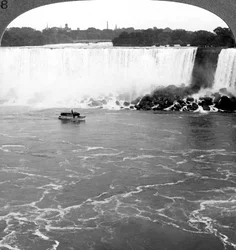 Niagara Falls en de Maid of the Mist, vanaf de Canadese kliffen, Canada