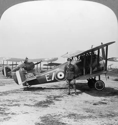 Sopwith Camel vliegtuig klaar voor een patrouille boven de Duitse linies, Eerste Wereldoorlog, ca. 1917-1918