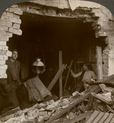 De schade veroorzaakt door een Duitse Zeppelin bom, Eerste Wereldoorlog, 1914-1918