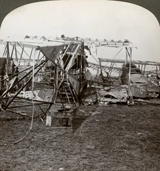 Wrak van een Duitse bommenwerper die probeerde door de luchtafweer te breken, Eerste Wereldoorlog, 1914-1918