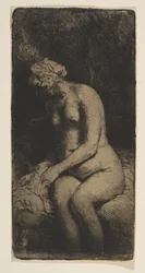 Vrouw die haar voeten baadt in een beek