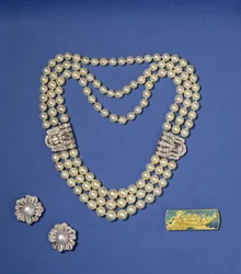 Selectie van Pareljuwelen: Drierrijige Parelketting met Diamanten Clips; Boutonvormige Zuidzeekweekpareloorbellen; Gouden en Emaille Broche door Lalique, ca.1900