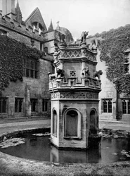 Fontein in de kloosters van Newstead Abbey, Nottingham, 1902-1903