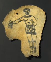 Getatoeëerde menselijke huid met mannelijke figuur in rok, waarschijnlijk Frans