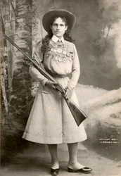 Annie Oakley met een geweer