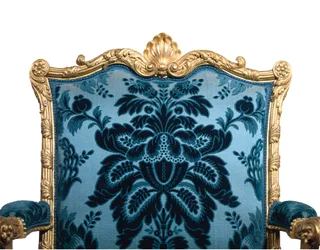 Een van een paar George III vergulde houten armstoelen