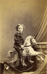 Jonge jongen zittend op een hobbelpaard, 1860s