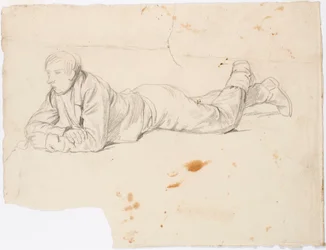 Jongen ligt op zijn buik