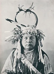 Een inheemse Amerikaan met een hoofdtooi van buffelhoorns, 1912
