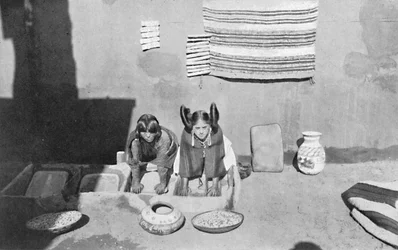 Hopi Indiaanse vrouwen die maïsmeel malen, Walpi, Arizona, 1912