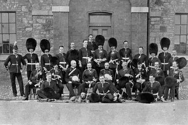 Een inspectiegroep van officieren van de 1e Scots Guards