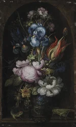 Boeket bloemen in een stenen nis