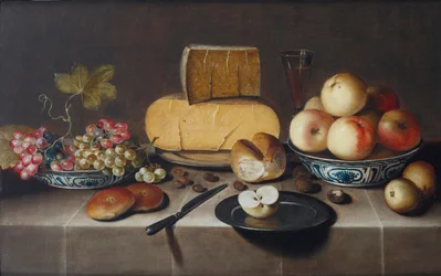 Kaas op een zilveren bord, rode en witte druiven en appels in porseleinen Wanli kommen, broodjes, een mes en een gesneden appel op een bord, alles op een gedrapeerde tafel, 1626