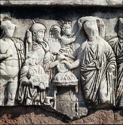 Een decennalia van de tetrarchie, een tetrarch gekroond door een Overwinning die een offer brengt aan de god Mars - Bas-reliëf gewijd aan generaal en politicus Stilicho (Flavius Stilicho of Stiliccho, 360-408), gebaseerd op een erezuil, Romeins Forum