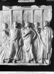 Een groep senatoren buiten de Tempel van Jupiter