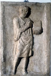 Een man die met een pen op een wastablet schrijft, Romeins bas-reliëf, 2e-3e eeuw
