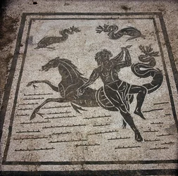 Oud Ostia. Plaats des Corporations. Mozaïek van de Sabratha Zeelieden Corporatie. Een nimf en een zeepaard.