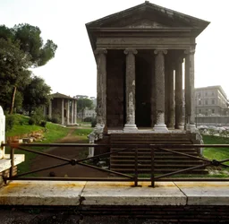 Oud Rome: zicht op de Tempel van Portunus nabij het plein van de mond van de waarheid, Rome