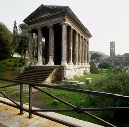 Oud Rome: uitzicht op de Tempio di Portuno (Tempel van Portunus of tempel van mannelijke fortuin) nabij het plein van de mond van de waarheid (Bocca della verita) 2e-1e eeuw v.Chr. Rome