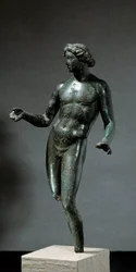 Apollo. Bronzen beeld uit Mansat La Courrière, Creuse. 1e tot 2e eeuw na Christus. Zon 0,295 m. Parijs, Louvre Museum