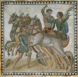 Wagenrennen (quadriga) met de wagenmenners in startpositie en een stalknecht bij het witte paard (op de voorgrond)