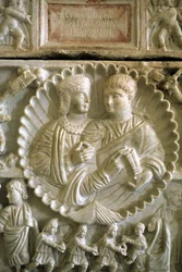 Christelijke kunst 313 AD: Adelphia en Valerio. Sarcofaag van Adelphia bewaard in het Museum van Syracuse in Sicilië (Italië)