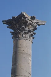 Zuil met een Korinthisch kapiteel van de nymphaeum, Romeins, 2e eeuw