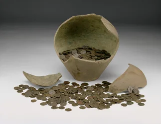 Complete lokale Romeinse keizerlijke muntschat met pot, de Chalgrove II Hoard, uit Chalgrove, Oxfordshire
