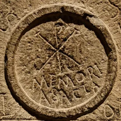 Detail van een altaarsteen die een afkorting voor de naam van Jezus Christus uitbeeldt, Noord-Afrika, c.4e eeuw n.Chr.