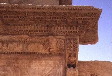 Detail van een entablement versierd met portretbustes, Romeins, 2e eeuw