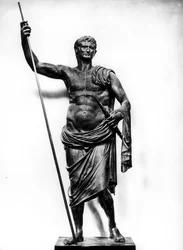Keizer Augustus met een scepter en bliksemschicht, uit Herculaneum
