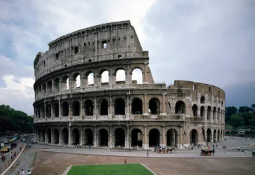 Buitenzicht van het Colosseum, gebouwd tussen 70 en 80