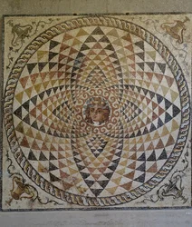 Geometrisch mozaïek met Dionysus in het midden ontdekt in Romeinse villa in Korinthe, Griekenland, Romeinse beschaving