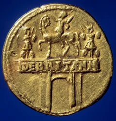 Gouden muntboog die de triomfboog van keizer Claudius I (10-54) (Tiberius Claudius Nero Drusus of Germanicus) voorstelt ter herinnering aan zijn overwinningen in Brittannië. Parijs, B.N.