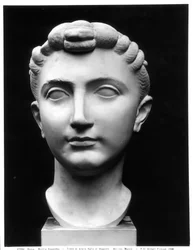 Hoofd van Julia (39 v.Chr.-14 n.Chr.), dochter van keizer Augustus (marmer) (zw/w foto)