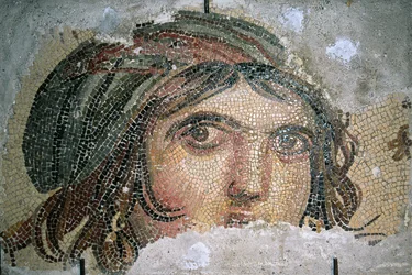 Hoofd van een zigeunermeisje, uit Belkis (nu Zeugma), Zuidoost-Turkije