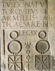 Inscriptie van het insigne van de Twintigste Overwinnende Valeriaanse Legioen, Romeins legioen opgericht in de 1e eeuw n.Chr.