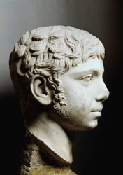 Marmeren hoofd van Elagabalus of Heliogabalus (Marcus Aurelius Antoninus of Heliogabalus) (204-222 na Chr.) - Rome, Musei Capitolini - Hoofd van keizer Elagabalus (204-222), ook bekend als Heliogabalus (Varius Avitus Bassianus) - Marmeren beeldhouwwerk