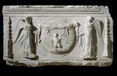 Marmeren reliëffragment van de Plaza de la Consolazione in Rome