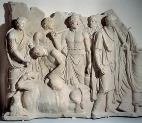 Marmeren reliëf van Forum Trajan: scène van haruspice (Etruskische waarzegger) die de ingewanden van een stier raadpleegt met priester en lictors. Rond 120 n.Chr. Parijs, Louvre Museum