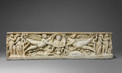 Marmeren sarcofaag met vliegende erotes die een clipeusportret vasthouden, c.190-200 AD