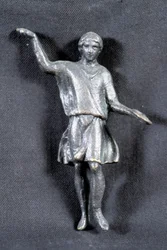 Offerstatuette in brons, coll. privé, 2e eeuw. Vermoedelijk door de pelgrims bij de tempel van Mars.
