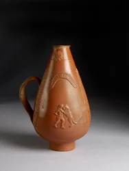 Piriforme kruik met aangebrachte decoratie van luipaard of cheeta die een veroordeelde aanvalt, dronken Pan die een maenade verkracht