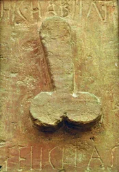Plaquette met fallus omgeven door Latijnse inscripties „Hic habitat felicitas“