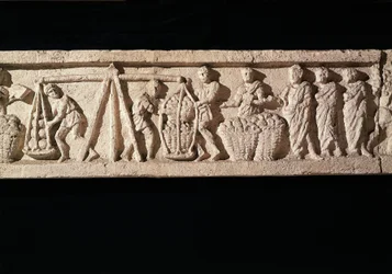 Reliëf dat het stapelen van broden in manden en het wegen ervan uitbeeldt, uit het graf van Euryaces de Bakker, Porta Maggiore, Rome (ca. 50-20 v.Chr.)
