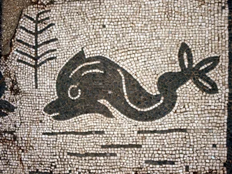 Voorstelling van een dolfijn naar een mozaïek op het plein van de Corporazioni van Ostia antica.